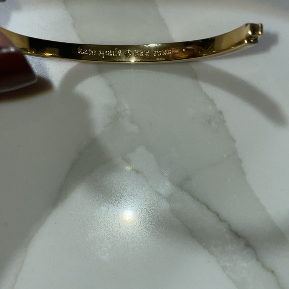 KATE SPADE SPOT THE SPADE GOLD AND CORAL ENAMEL HINGED BRACELET. - Picture 5 of 7